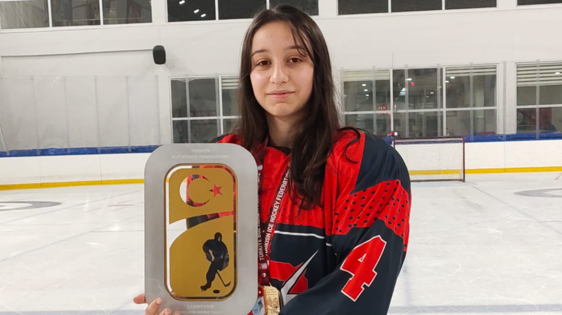 Öğrencimiz Çicek Mina EYLEN Buz Hokeyi Şampiyonu 